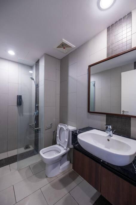 Deluxe Seaview Suite Twin Bed By The Only Bnb Tanjung Tokong Экстерьер фото